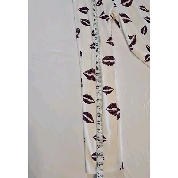 Women Small Snap Butt One Piece Long Pajamas White Purple Lips Stretch - Picture 4 of 7